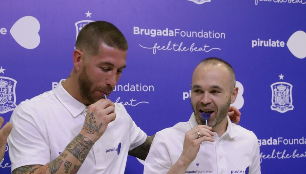 Ramos e Iniesta, durante el acto de presentación de la acción solidaria para investigar la muerte súbita