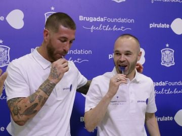 Ramos e Iniesta, durante el acto de presentación de la acción solidaria para investigar la muerte súbita