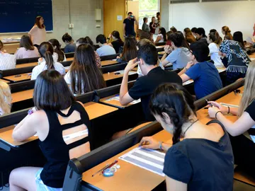 Imagen de archivo de los alumnos realizando la EBAU Imagen de archivo de los alumnos realizando la EBAU
