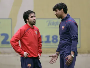 Deco dialoga con Rijkaard durante un entrenamiento Deco dialoga con Rijkaard durante un entrenamiento