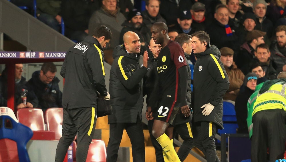 Guardiola se dirige a Touré en un partido del Manchester City