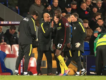 Guardiola se dirige a Touré en un partido del Manchester City Guardiola se dirige a Touré en un partido del Manchester City