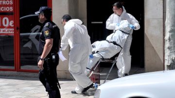 Momento en el que la policía científica saca el cadáver de la mujer fallecida en Albacete