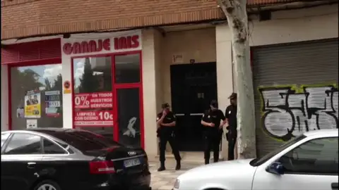 <p>La Policía investiga la muerte violenta de una mujer en su vivienda en Albacete</p> <p>La Policía investiga la muerte violenta de una mujer en su vivienda en Albacete</p>