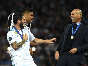 Zidane e Isco bromean tras ganar la Champions en Kiev