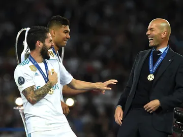 Zidane e Isco bromean tras ganar la Champions en Kiev Zidane e Isco bromean tras ganar la Champions en Kiev