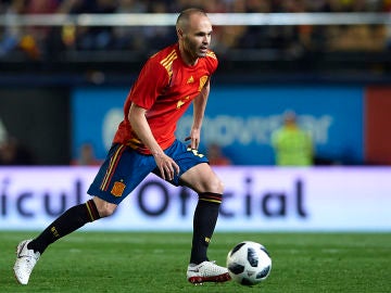 Andrés Iniesta, jugando con la selección española