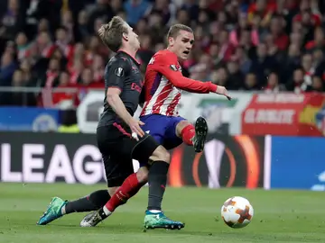 Griezmann dispara ante la defensa de Monreal Griezmann dispara ante la defensa de Monreal