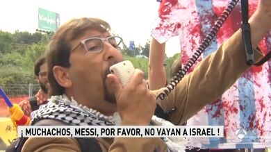 <p>Decenas de personas protestan en el entrenamiento de Argentina y piden que no vayan a Israel</p>