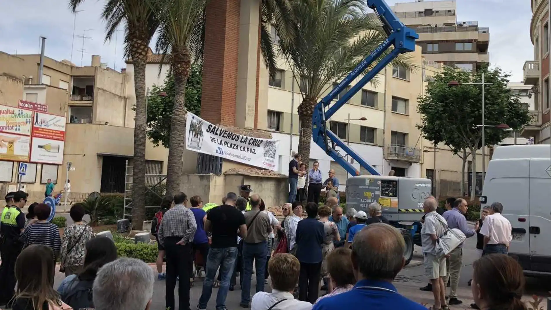 ARCHIVO || Momento de la retirada de la Cruz de los Caídos. ARCHIVO || Momento de la retirada de la Cruz de los Caídos.