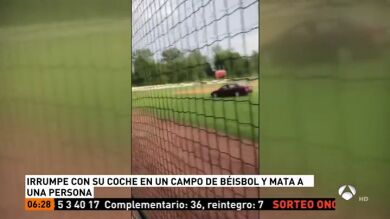<p>Una mujer irrumpe en un campo de béisbol cuando se jugaba un partido de niños y atropella a un hombre</p>