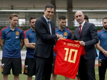 Pedro Sánchez y Luis Rubiales, con los jugadores de la Selección