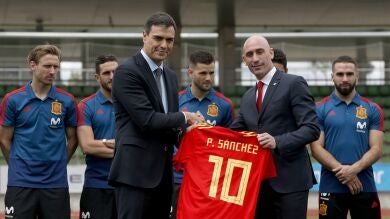 <p>Pedro Sánchez visita a la selección española: 
