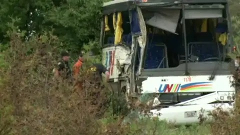 <p>Al menos 24 heridos en un accidente de autobús en el este de Ontario</p> <p>Al menos 24 heridos en un accidente de autobús en el este de Ontario</p>