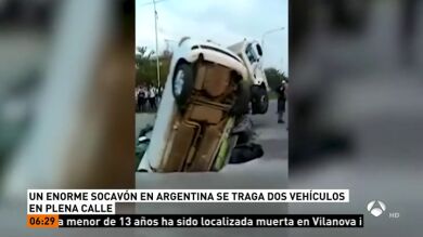 <p>Un inmenso socavón se 'traga' un camión cisterna y un coche en Argentina</p>
