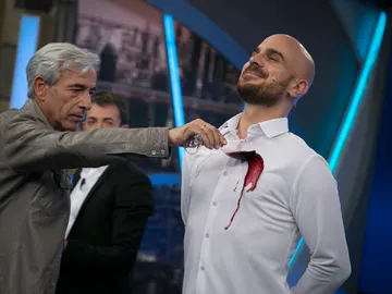 Marron sorprende a Imanol Arias en 'El Hormiguero 3.0' con lo último en tecnología textil: las manchas resbalan de las prendas sin dejar rastro Marron sorprende a Imanol Arias en 'El Hormiguero 3.0' con lo último en tecnología textil: las manchas resbalan de las prendas sin dejar rastro