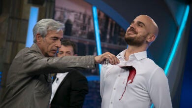 <p>Marron sorprende a Imanol Arias en 'El Hormiguero 3.0' con lo último en tecnología textil: las manchas resbalan de las prendas sin dejar rastro</p>