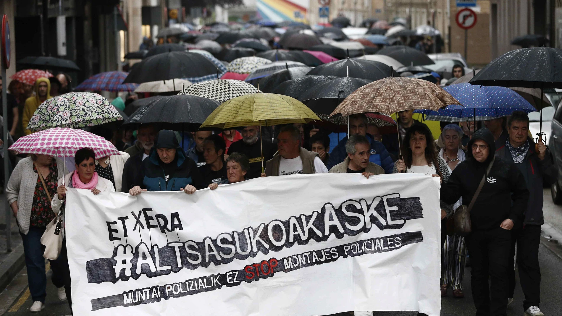 Cientos personas rechazan en Alsasua la sentencia y los "montajes policiales" Cientos personas rechazan en Alsasua la sentencia y los "montajes policiales"