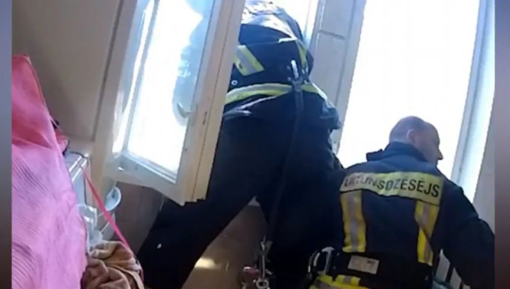 Un bombero salva a un hombre suicida