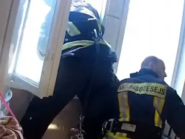 Un bombero salva a un hombre suicida Un bombero salva a un hombre suicida