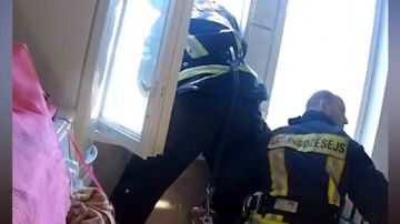 Un bombero salva a un hombre suicida
