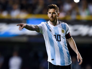 Leo Messi da indicaciones durante un partido de la selección argentina