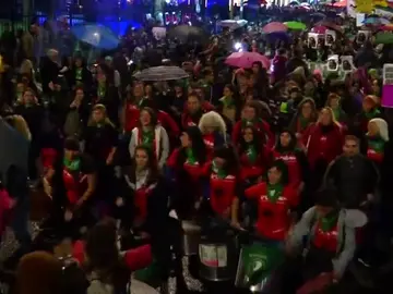 <p>Multitudinario grito por aborto legal se suma al "Ni Una Menos" en Argentina</p> <p>Multitudinario grito por aborto legal se suma al "Ni Una Menos" en Argentina</p>