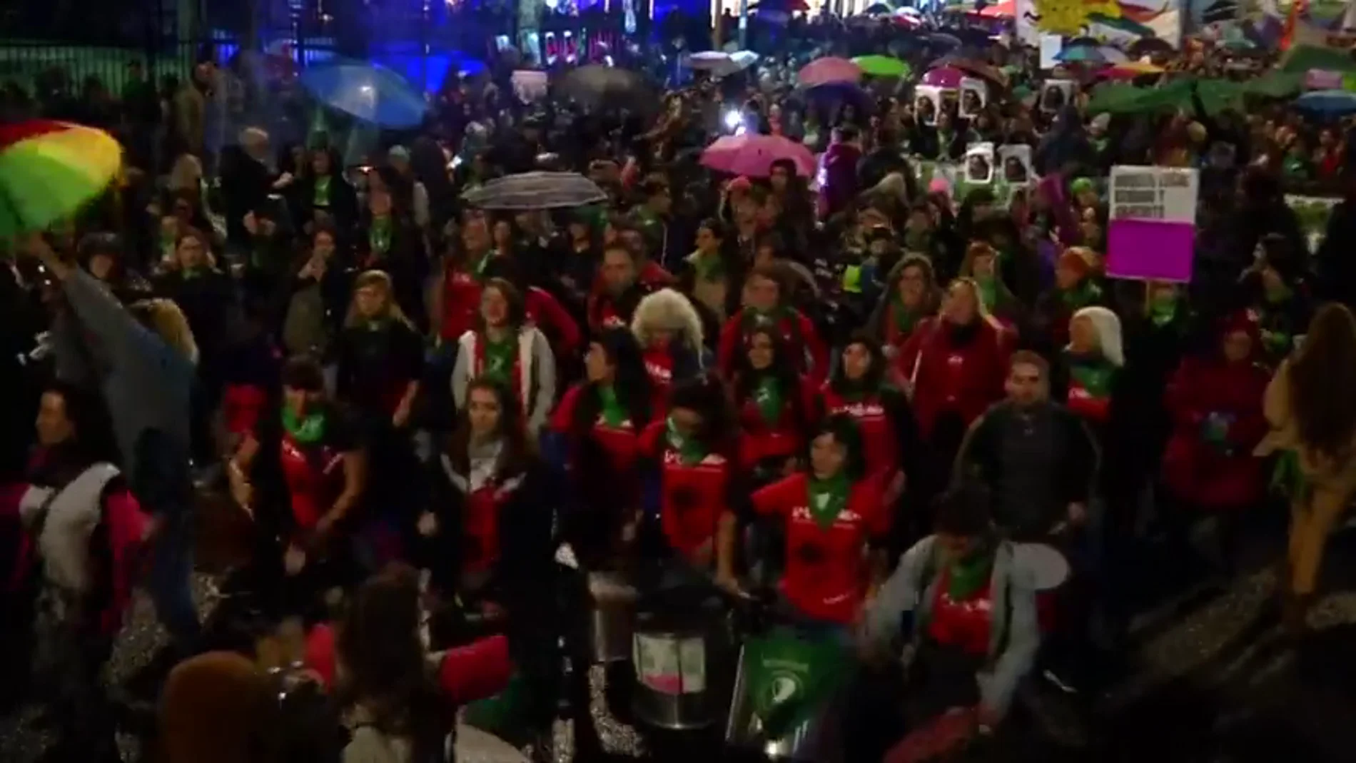 <p>Multitudinario grito por aborto legal se suma al "Ni Una Menos" en Argentina</p> <p>Multitudinario grito por aborto legal se suma al "Ni Una Menos" en Argentina</p>