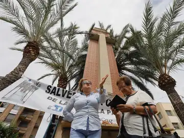 Una vecina protestando por la retirada de la cruz Una vecina protestando por la retirada de la cruz