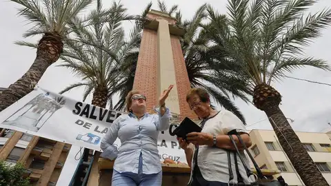 Una vecina protestando por la retirada de la cruz Una vecina protestando por la retirada de la cruz
