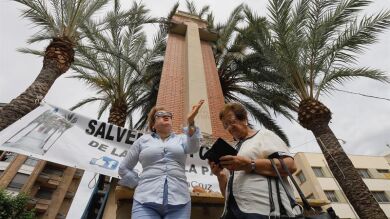 <p>Los vecinos de Vall d'Uixó paralizan el derribo de la Cruz de los Caídos</p>