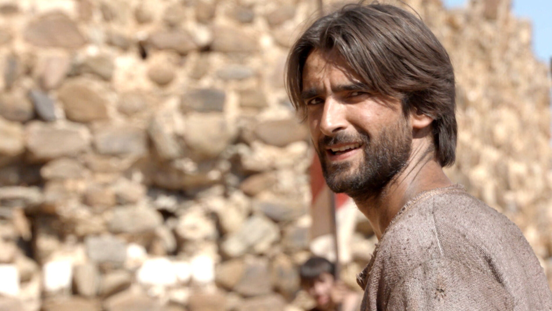 As&iacute; es Aitor Luna tras las c&aacute;maras de &lsquo;La Catedral del Mar&rsquo;