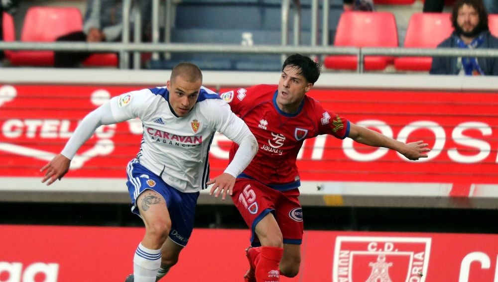 Jorge Marcos Pombo disputa el balón con Markel Etxeberría