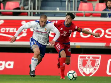 Jorge Marcos Pombo disputa el balón con Markel Etxeberría Jorge Marcos Pombo disputa el balón con Markel Etxeberría