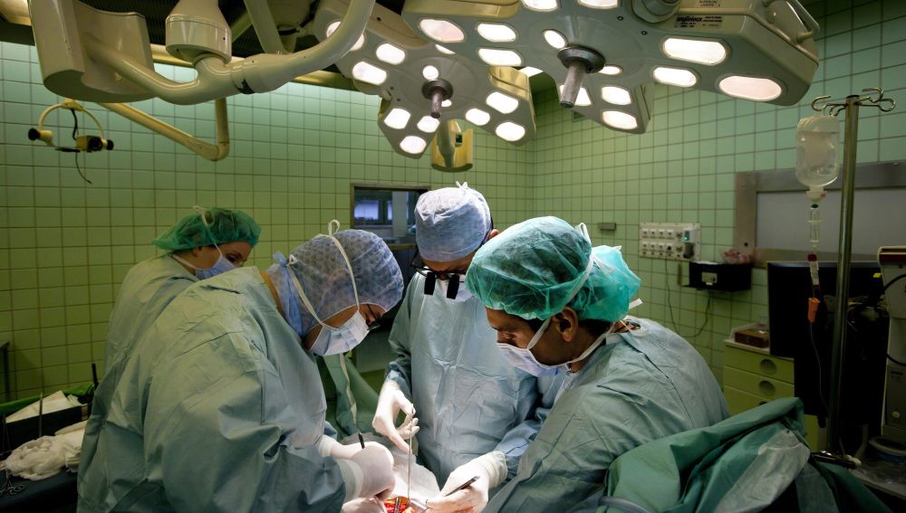 Imagen de archivo de varios cirujanos trabajando en una operación de transplante de riñón de un donante vivo