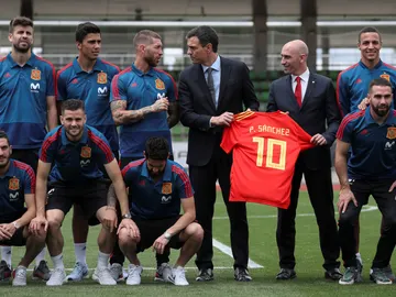 Pedro Sánchez dialoga con Sergio Ramos Pedro Sánchez dialoga con Sergio Ramos