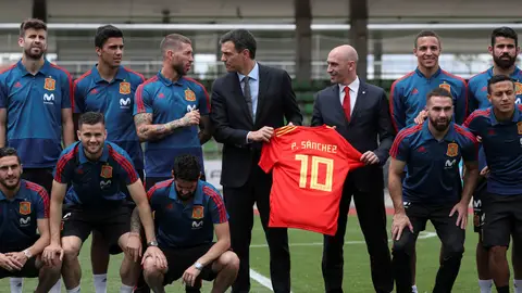 Pedro Sánchez dialoga con Sergio Ramos Pedro Sánchez dialoga con Sergio Ramos