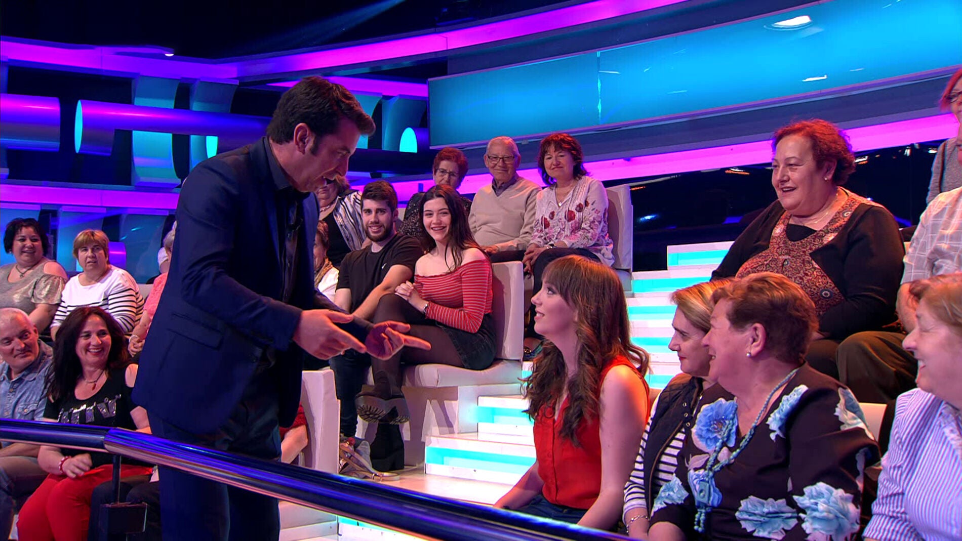 Arturo Valls elige a una persona del p&uacute;blico para que se convierta en concursante de '&iexcl;Ahora Caigo!'