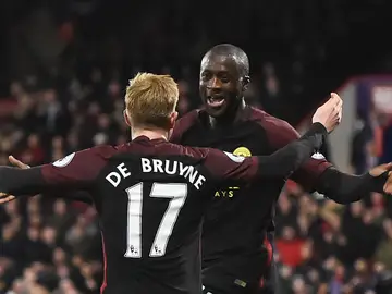 De Bruyne celebra un gol con Yaya Touré De Bruyne celebra un gol con Yaya Touré
