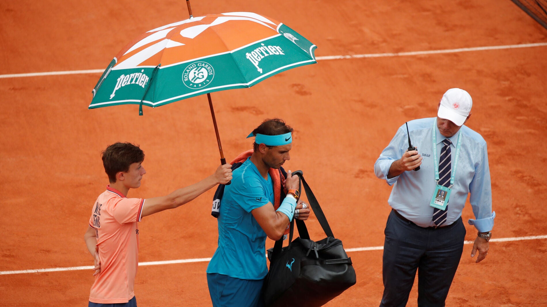 Nadal abandona la Phillipe Chartier protegido por un paraguas