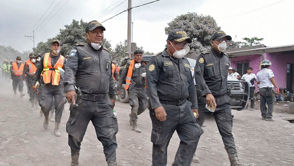 Policías guatemaltecos continúan con la búsqueda de más supervivientes 