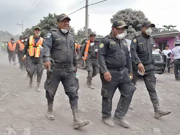 Policías guatemaltecos continúan con la búsqueda de más supervivientes Policías guatemaltecos continúan con la búsqueda de más supervivientes