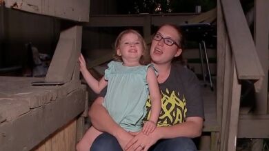 <p>Una niña de tres años salva la vida de su madre tras llamar rápidamente a Emergencias al verla tendida en el suelo</p>