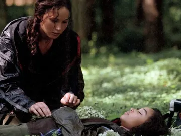 Katniss y Rue en 'Los juegos del hambre' Katniss y Rue en 'Los juegos del hambre'