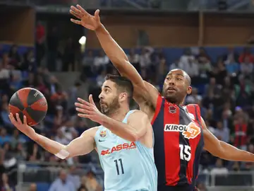 Jason Granger trata de taponar a Juan Carlos Navarro Jason Granger trata de taponar a Juan Carlos Navarro