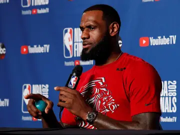 LeBron James atiende a los medios en rueda de prensa LeBron James atiende a los medios en rueda de prensa