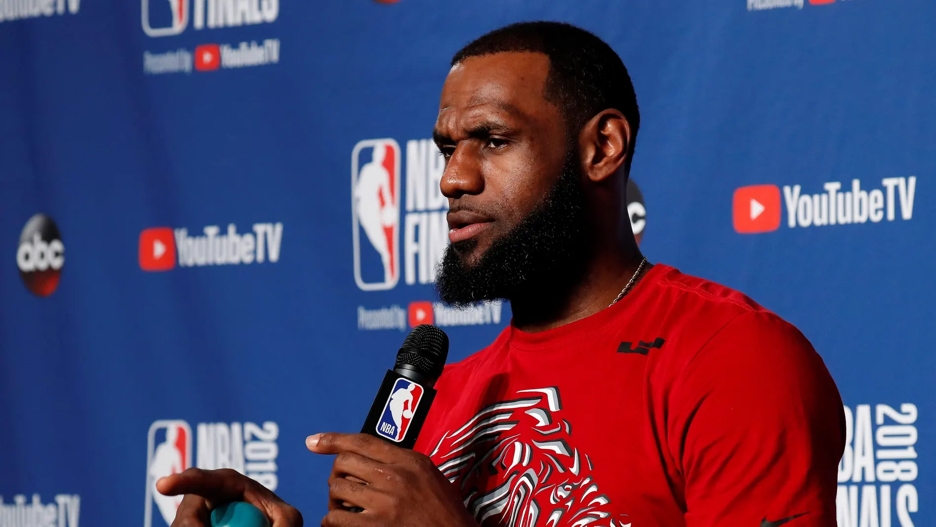 LeBron James atiende a los medios en rueda de prensa LeBron James atiende a los medios en rueda de prensa
