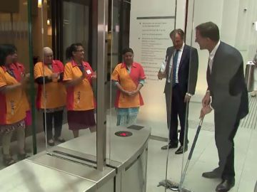 <p>El primer ministro holandés derrama su café por el suelo y él mismo se encarga de limpiarlo</p>