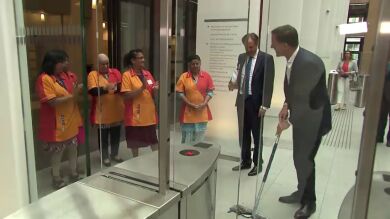 <p>Aplauden al primer ministro holandés después de que derramara su café por el suelo y él mismo se encargara de limpiarlo</p>