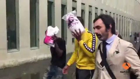 <p>En libertad los dos jóvenes detenidos a raíz de una denuncia por violación de una menor en la sala Razzmatazz de Barcelona</p> <p>En libertad los dos jóvenes detenidos a raíz de una denuncia por violación de una menor en la sala Razzmatazz de Barcelona</p>